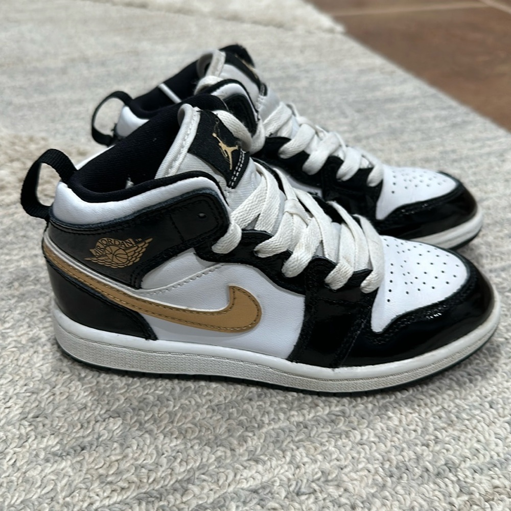 Air Jordan 1 Mid Patent